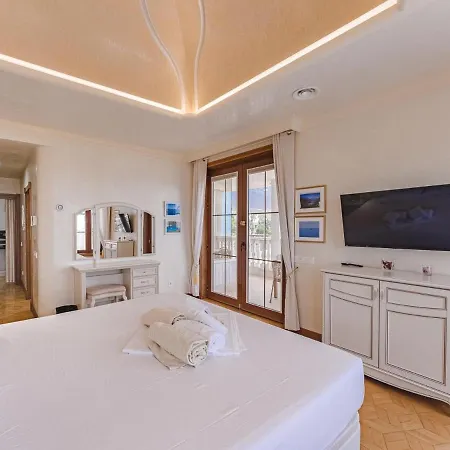 Luxury Nautilus Heated Pool 度假居